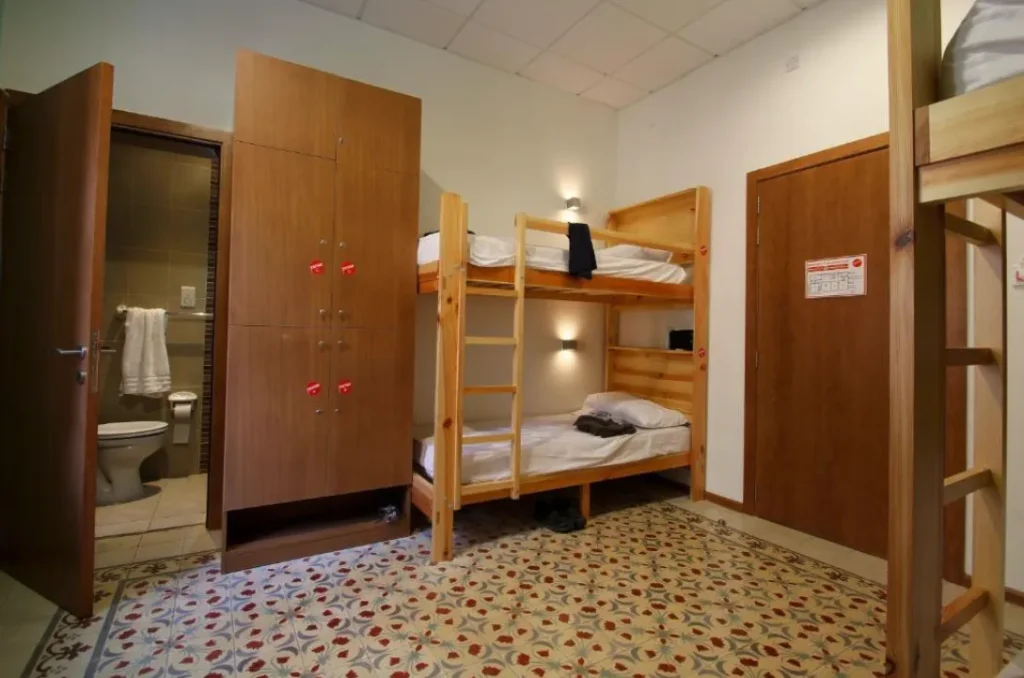 Lemonade Partytrip - Corner Hostel (1)