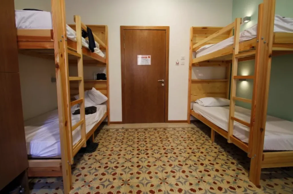 Lemonade Partytrip - Corner Hostel (2)